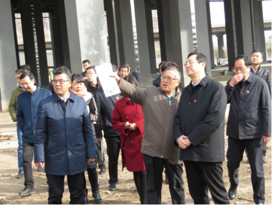 省委常委、西寧市委書記王曉在青海省物產(chǎn)集團(tuán)總公司黨委書記、總經(jīng)理王玉輝陪同下，深入青海物產(chǎn)朝陽物流園區(qū)。